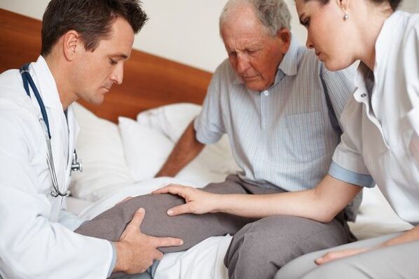 Le docteur examine le genou d'un patient